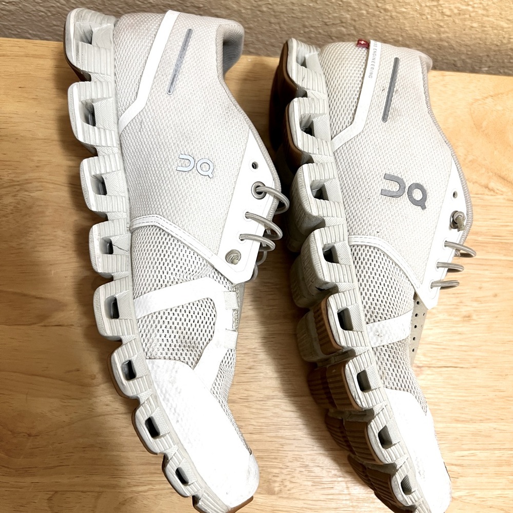 On Cloud sneakers. Size 9.5 pre-owned